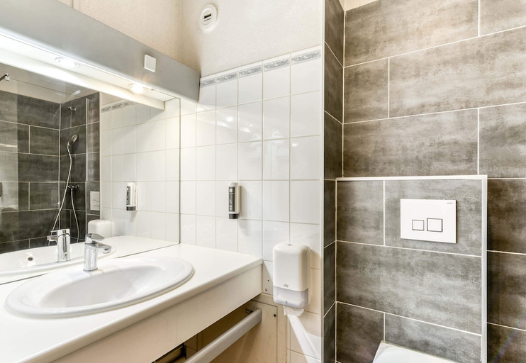 Bathroom 4, B&B Hotel Montpellier Vendargues, Hérault