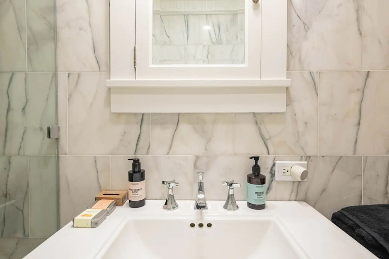 Room 5, Lofty Bright Greenwich Getaway w Private Rooftop, New York