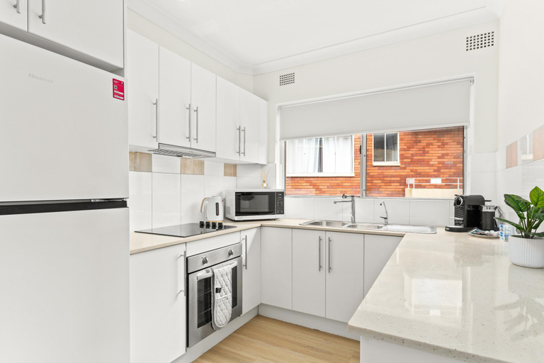 Kitchen, Bright and Convenient Apartment, Close to Shops, Sydney