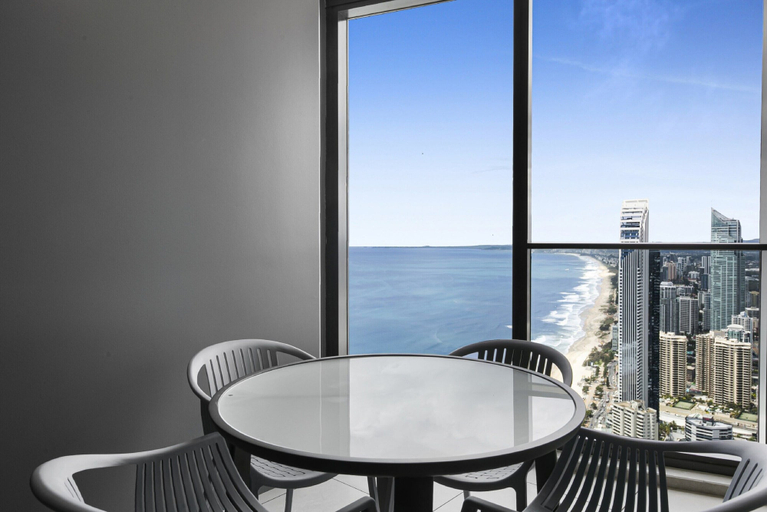Balcony 5, Oceanfront 2-bed With Spectacular View Pool & Gym, Gold Coast