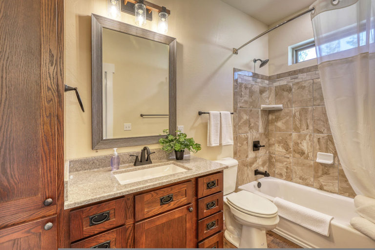 Room 2, Cozy Cabin 10 Minutes From Mt Rushmore, Pennington