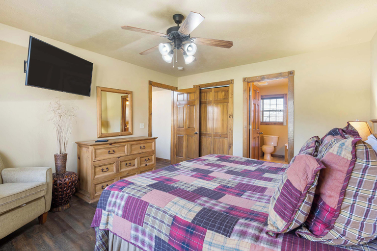 Bedroom 2, Fox Hollow Family Lodge, Stone