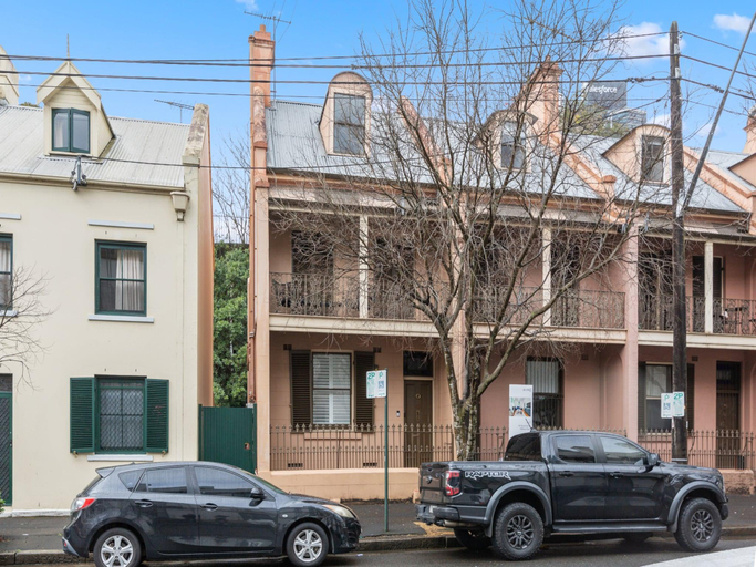 3, Spacious Inner-City House with Balcony Views, Sydney