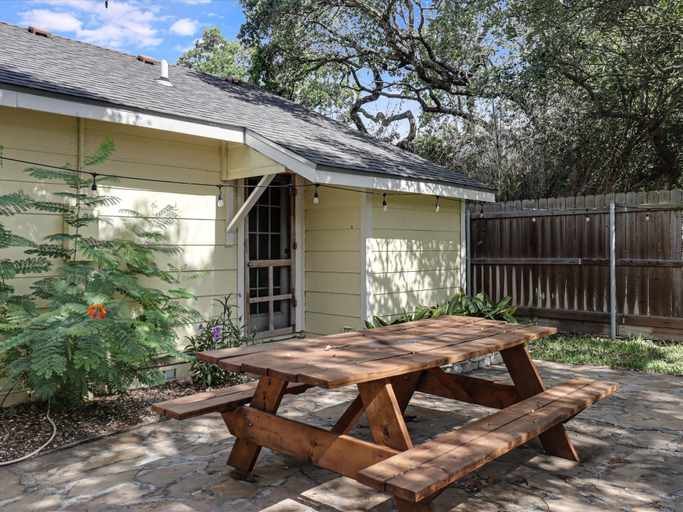 Outdoor dining 5, Rockport Bungalow 4 Bedroom Home, Aransas