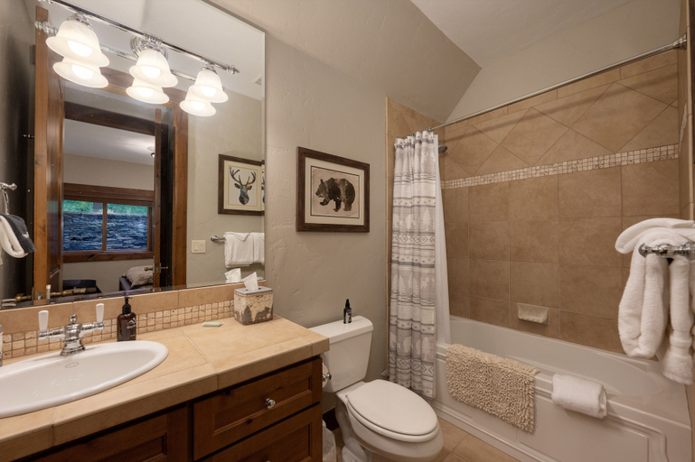 Bathroom 4, Iron Horse Manor 4 Bedroom Home, Grand