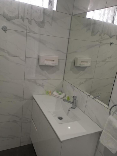 Bathroom 5, Big Valley Lakeside Paradise Motor Inn, Shepparton