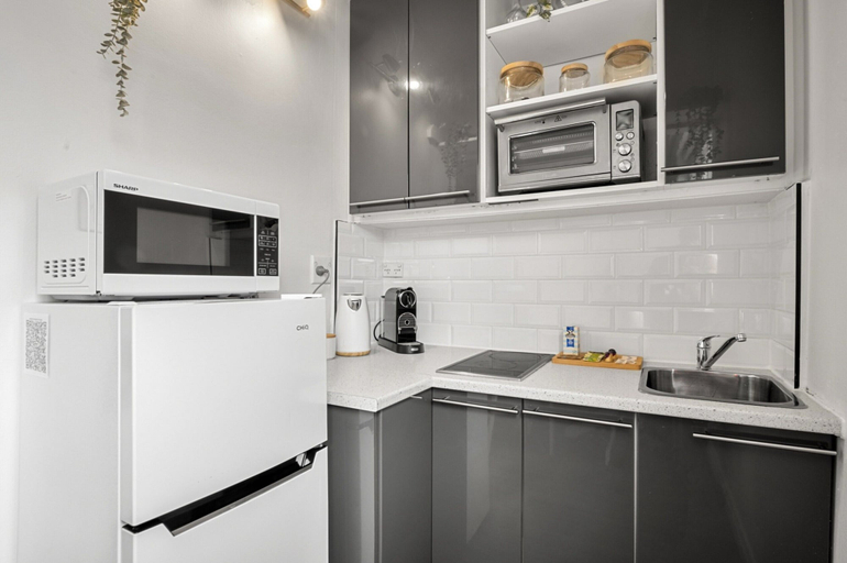 Private kitchen, Charming 1-bed With Fireplace by the Beach, Melbourne