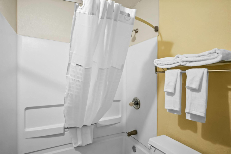 Bathroom 4, Days Inn by Wyndham Renfro Valley Mount Vernon, Rockcastle