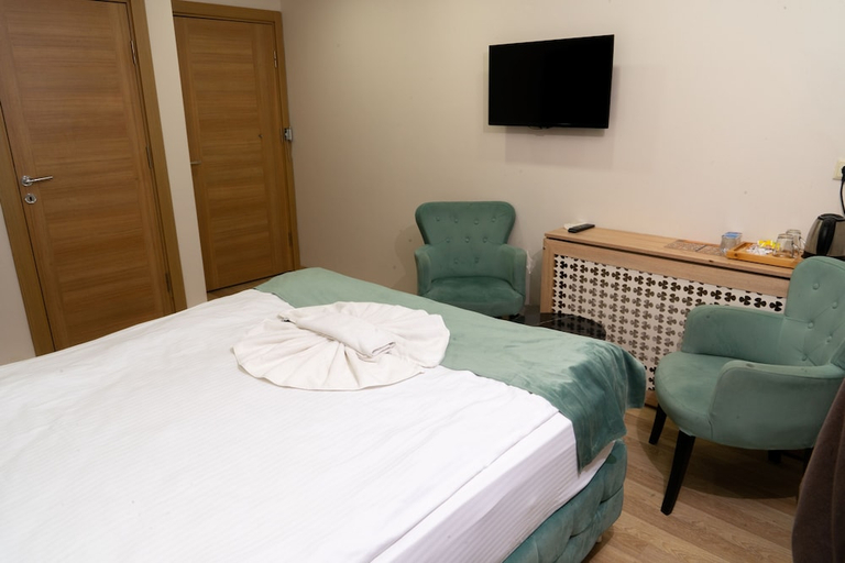 Bedroom 4, Loss Hotel, Beylikduzu
