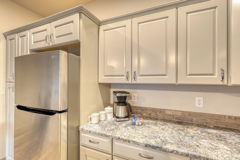 Room 2, Thomas Jefferson Inspired Condo Near Mt Rushmore, Pennington