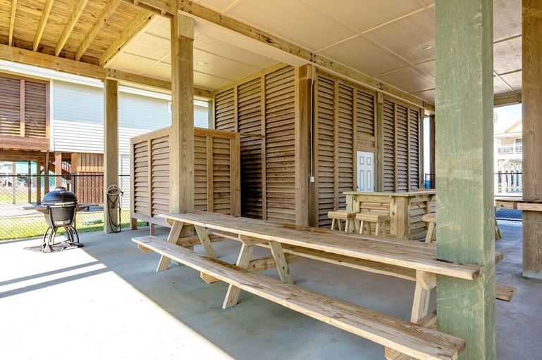 Outdoor dining 2, Tidewater 4 Bedroom Home by RedAwning, Galveston