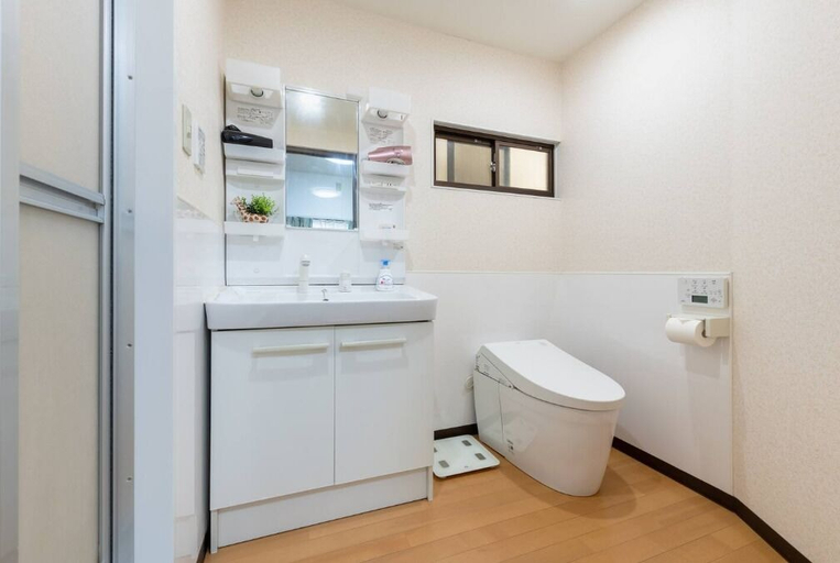 Bathroom 4, 6 Minutes to Shinjuku Station by Train, Max 4 People, Nakano City
