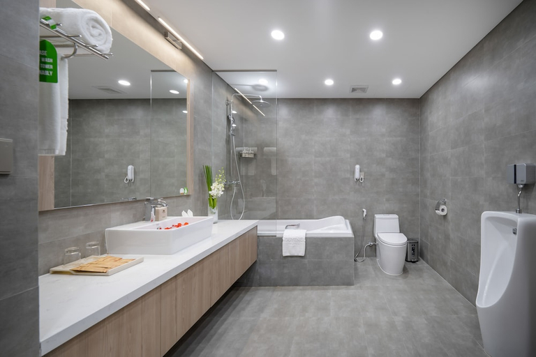 Bathroom 3, Nguyen Gia Hotel, Da Nang