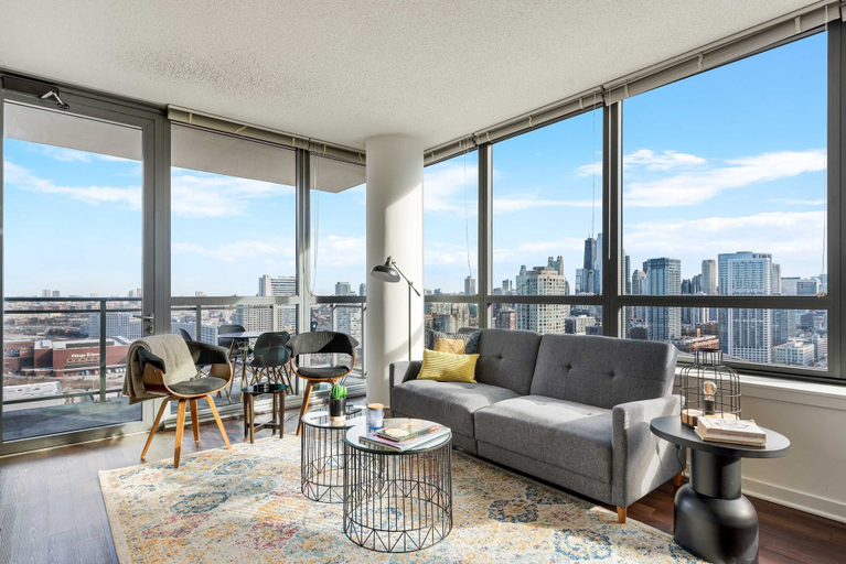 Room 1, West Loop Luxe 2BR Balcony Skyline Views, Cook