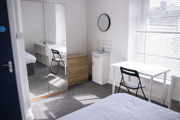 Room 5, City Centre 6-bed Swansea Getaway, Swansea