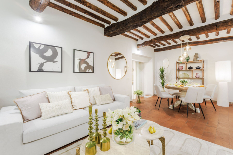 Room 4, The Hidden Alley Apartment, Lucca