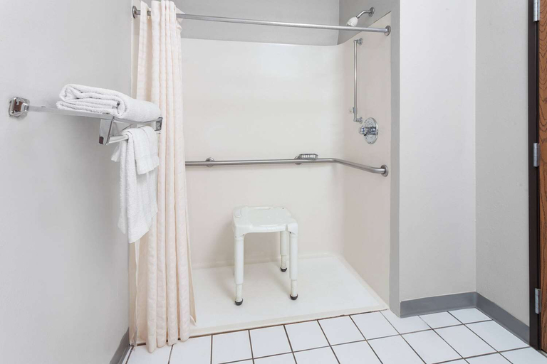 Bathroom 3, Days Inn & Suites by Wyndham Morris/I-80, Grundy