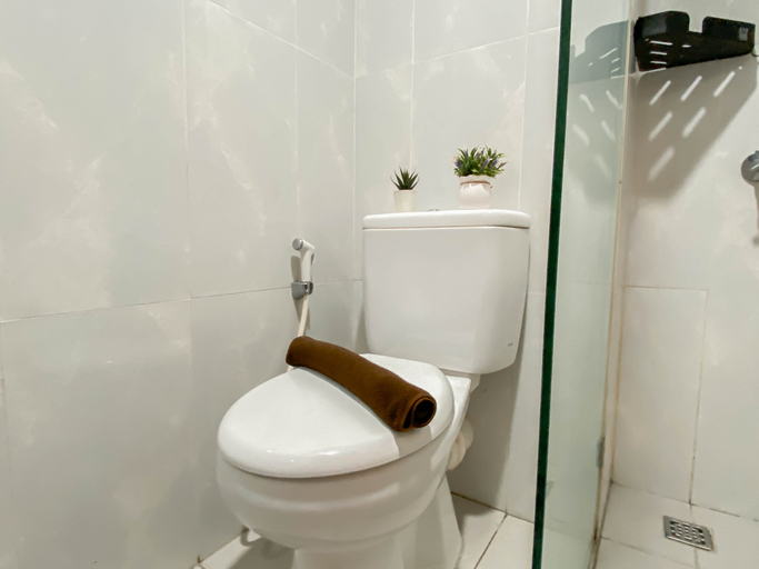 Bathroom 5, Cozy 1BR Apartment Evenciio Margonda By Travelio, Depok