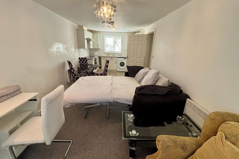 Room 3, 2 Bed Wolverhampton Apartment-sleeps 5, Wolverhampton