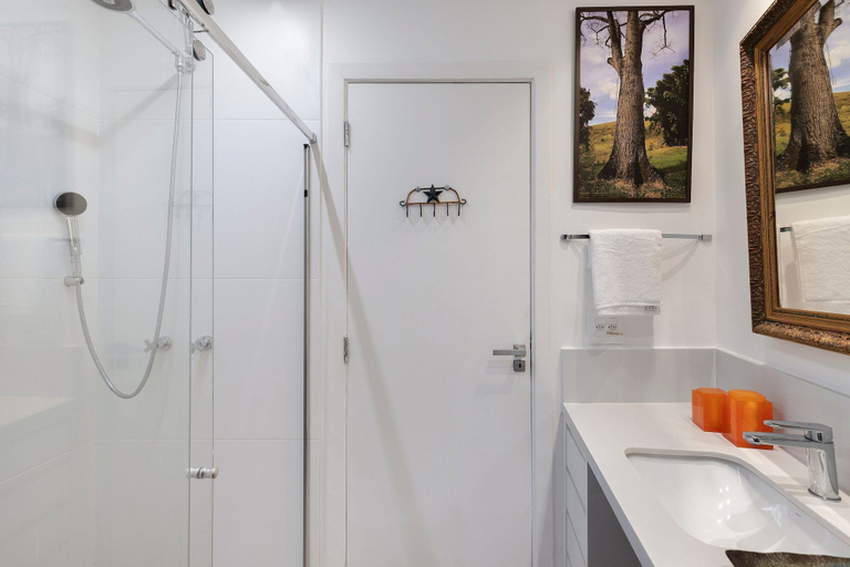 Bathroom 4, Leblon | Vista para a Lagoa e Mar, 5 min da praia - por Casapē Rio, Rio de Janeiro