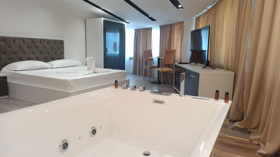 Others 4, Star Hotel, Tiranës