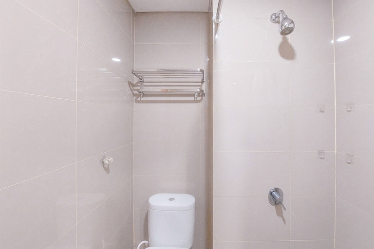Bathroom 3, Restful And Cozy Living Studio Apartment At B Residence, Tangerang Selatan