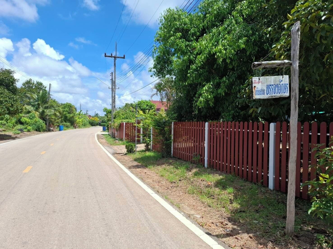 Property entrance, Bansuan Banjong Akkson, Klaeng