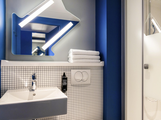 Bathroom 5, ibis Budget La Rochelle Centre Gare, Charente-Maritime