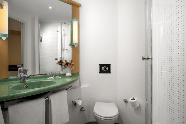 Bathroom 5, ibis Istanbul Zeytinburnu, Zeytinburnu