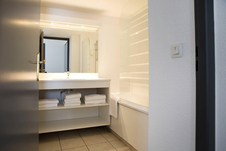 Bathroom 4, Comfort Aparthotel Divonne La Versoix, Ain