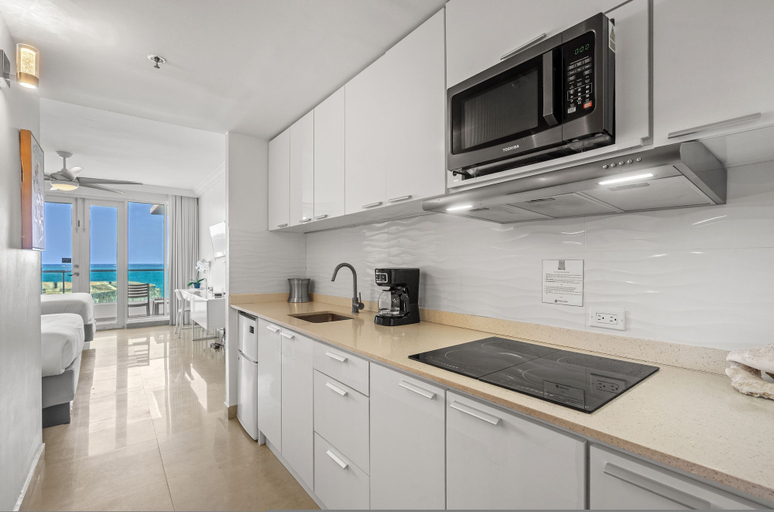 Room 5, Cozy Oceanfront Getaway Balcony Sea View