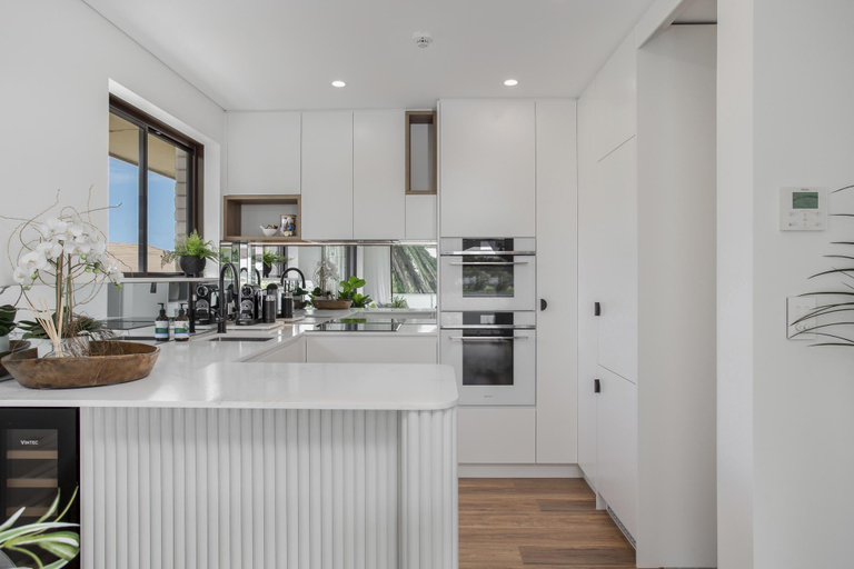 Others 5, North-East Facing Modern 2-bed Apartment, Sydney