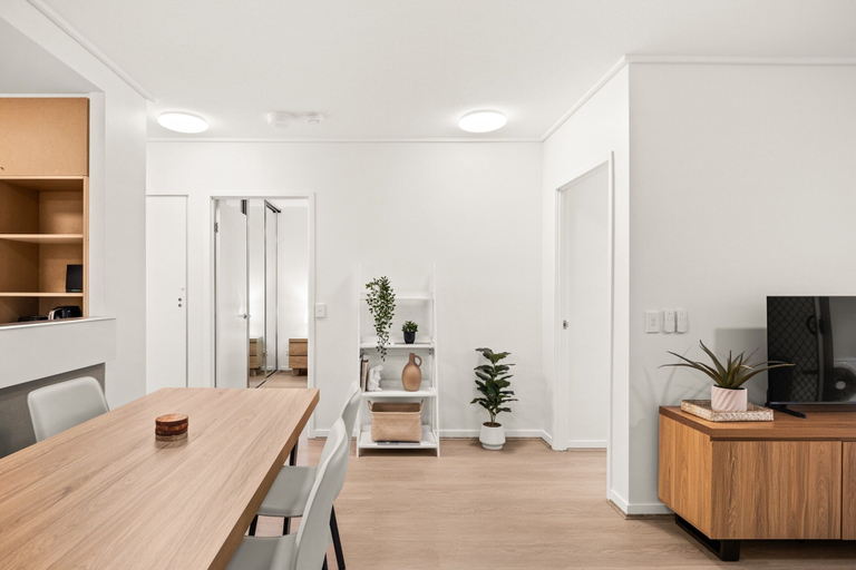 Dining 2, Vibrant 2-bed Apartment With Pool and Gym Access, Fortitude Valley