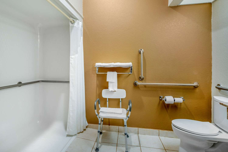 Bathroom 4, Quality Inn & Suites Jefferson City, Cole