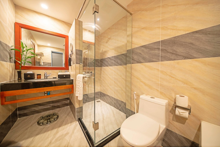 Bathroom 5, Poulo Wai Hotel, Trademark Collection by Wyndham, Phnom Penh