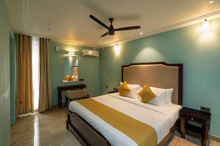 Room 4, Saravana Grand Suites – A Unit of Saravana Bhavan Veg Tables Kochi, Ernakulam