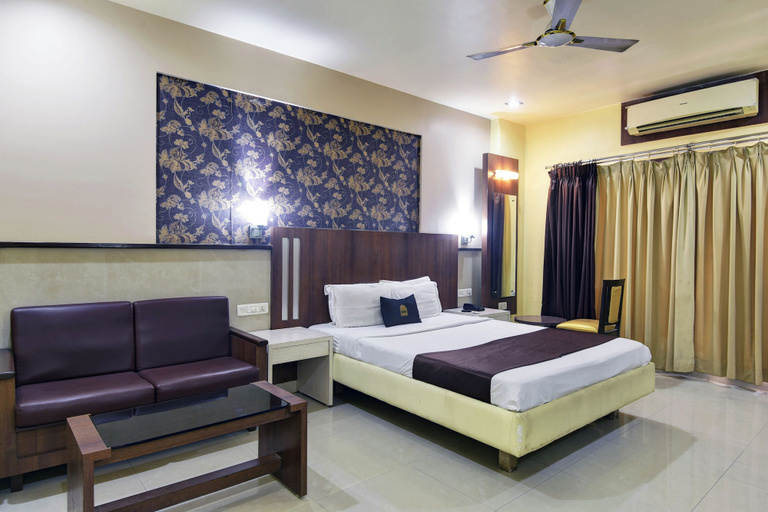 Room 4, Glitz Hotels Devanshi Inn, Raigarh