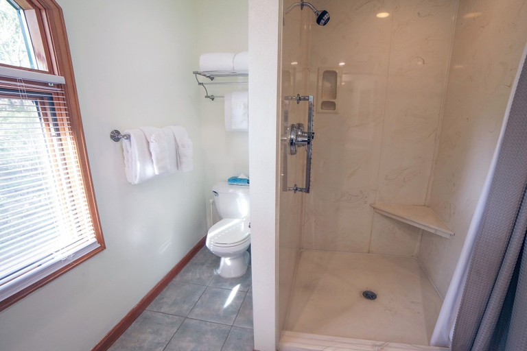 Bathroom, Sunnyside Knoll: 7 1 Bedroom Cabin, Larimer