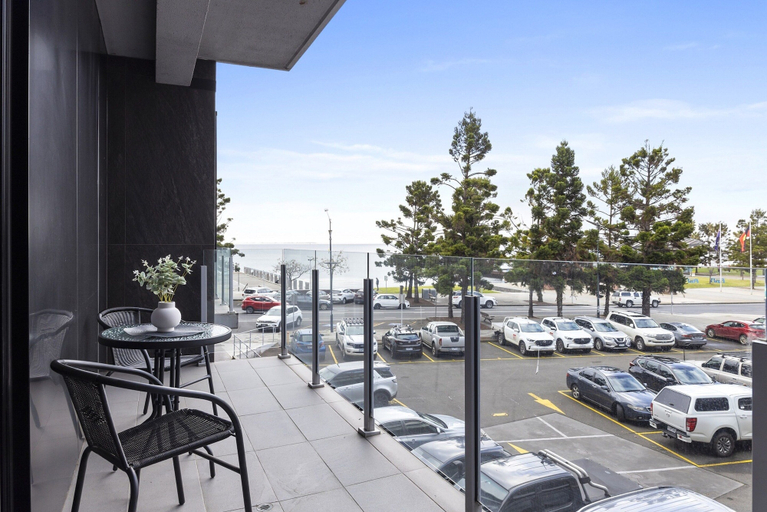 Balcony, Oceanfront 2-bed With Balcony & Study Nook, Geelong