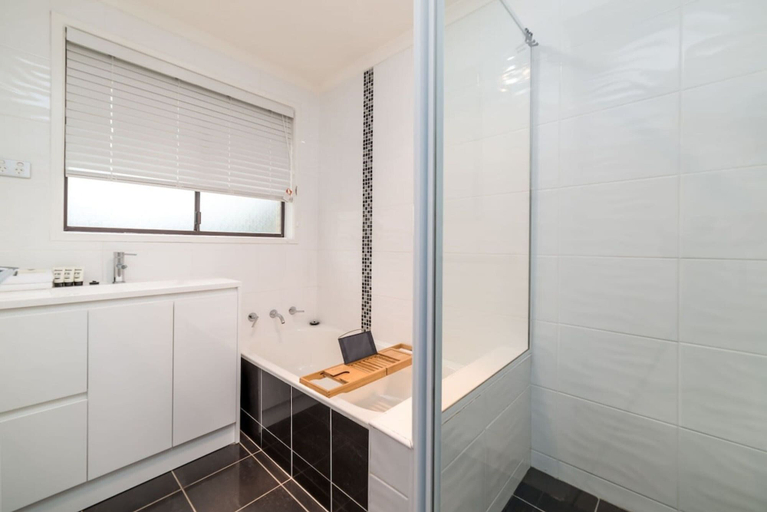 Bathroom 4, Spacious and Restful Holiday Home With Backyard, Canberra