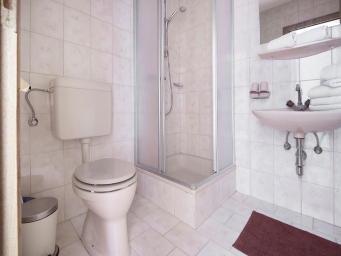 Bathroom 4, Apartment in Hainzenberg near Ski Lift, Schwaz