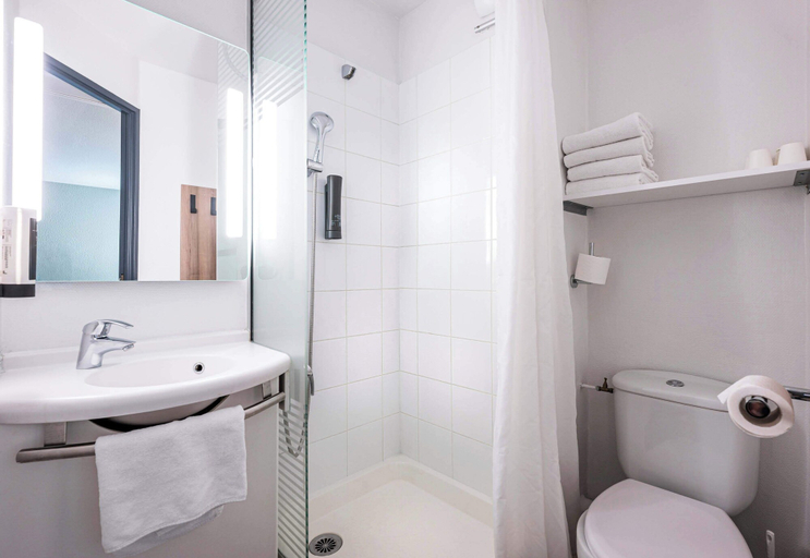 Bathroom 4, B&B HOTEL Annemasse Est, Haute-Savoie