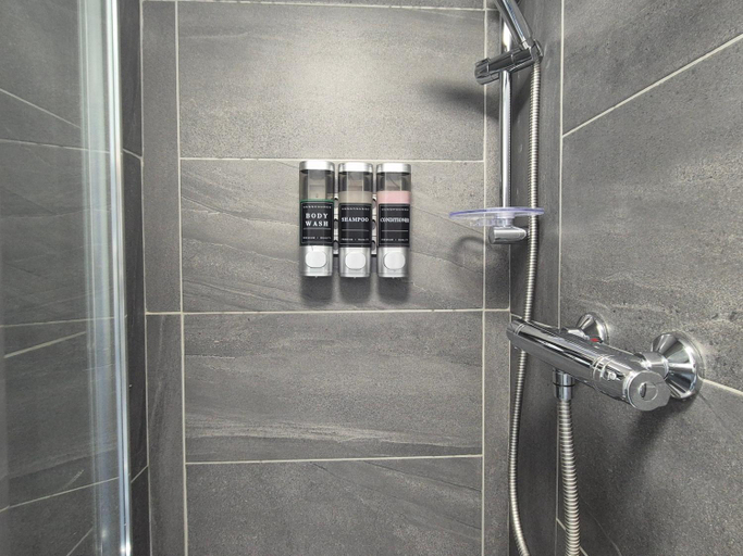 Bathroom 2, The Burford Hideaway, Nottingham