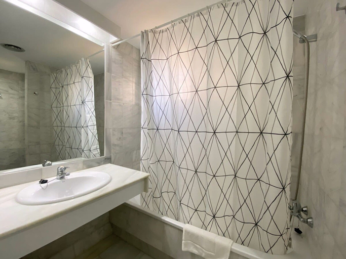 Room 3, 2 Bedroom Close to the Pool F-4, Málaga