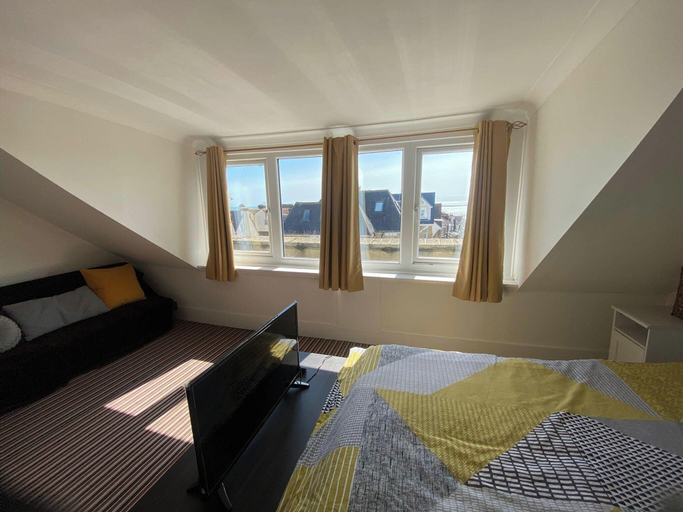 Room 3, Pet Friendly, Top Floor Apt w/ Sea View, Sleeps 5, Kent