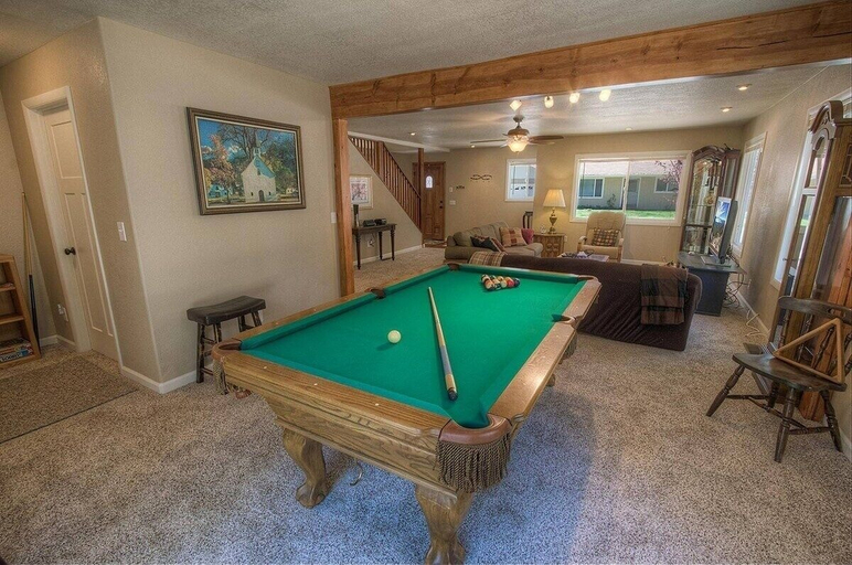Game room, Corner Pocket Chalet 5 Bedroom Home by RedAwning, El Dorado