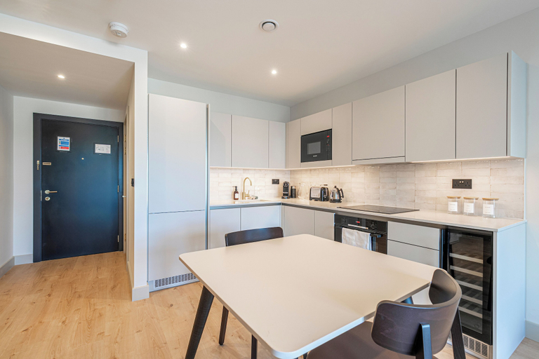 Room 4, Stylish One-bedroom Haven, London