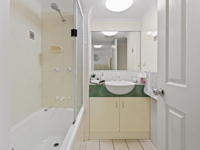 Bathroom 2, Spacious Esplanade Apartment With Rooftop Access, Hervey Bay - Pt A
