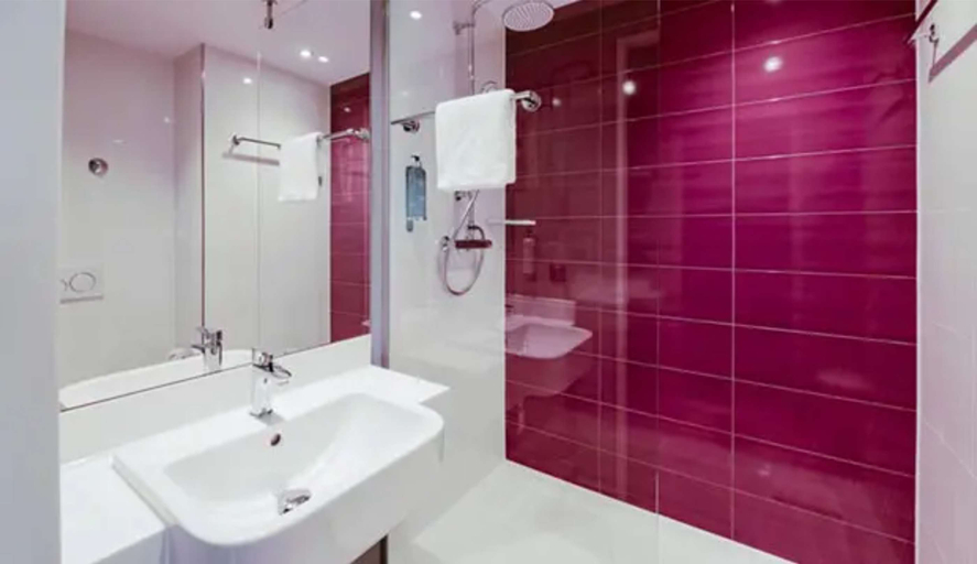 Bathroom 5, Premier Inn Karlsruhe City Am Wasserturm, Karlsruhe