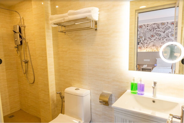 Bathroom 5, The Crown Hotel Klia, Sepang